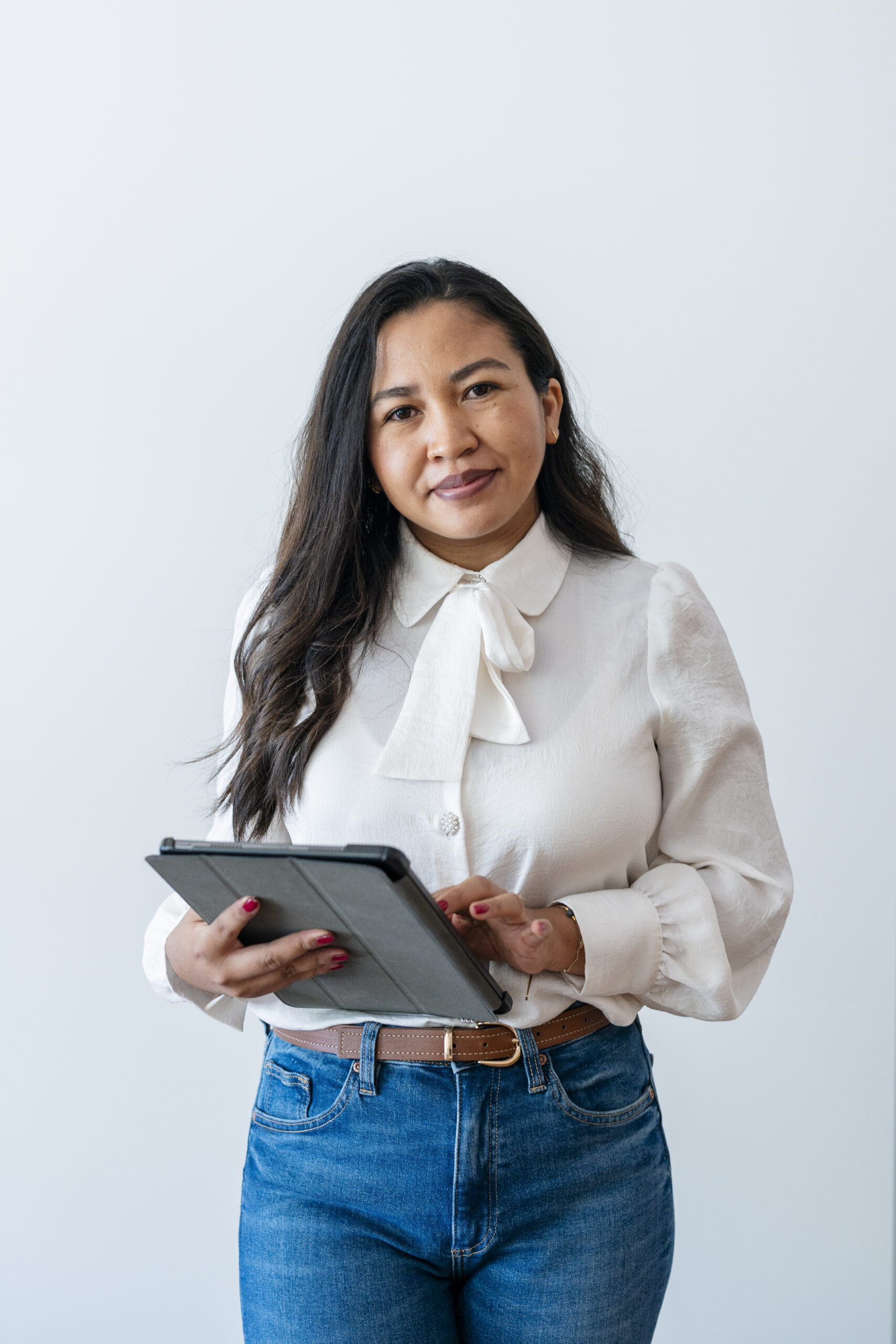 Dekoration Dekorateurin Memmingen Allgäu Schicke Bluse und blaue Jeanshose